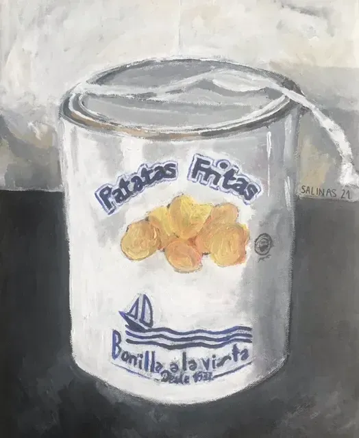 Un cuadro de una lata de patatas fritas sobre una mesa.
