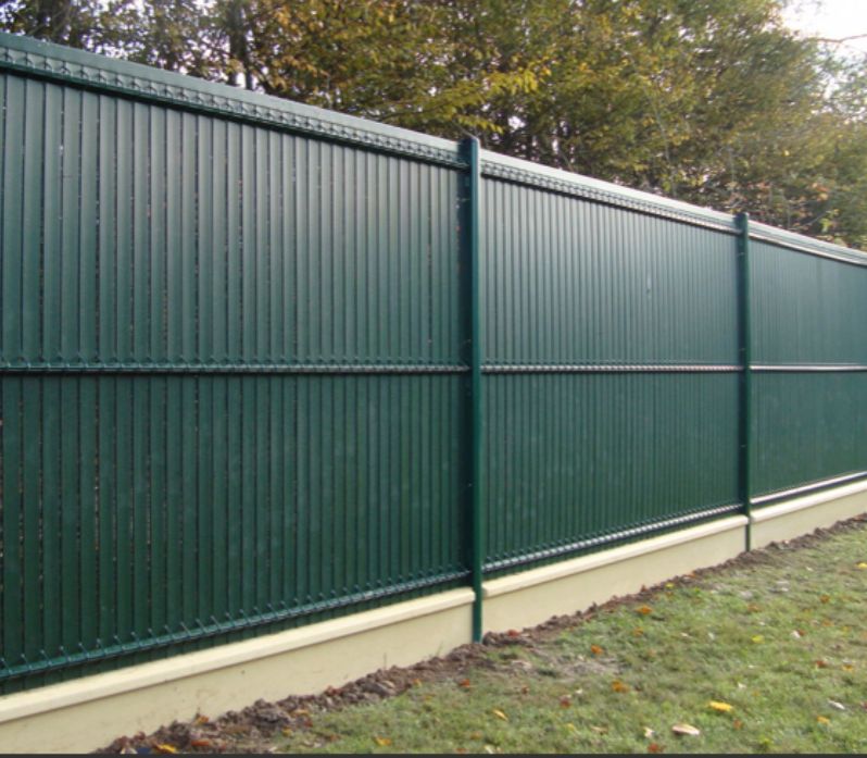 Une clôture sur un muret