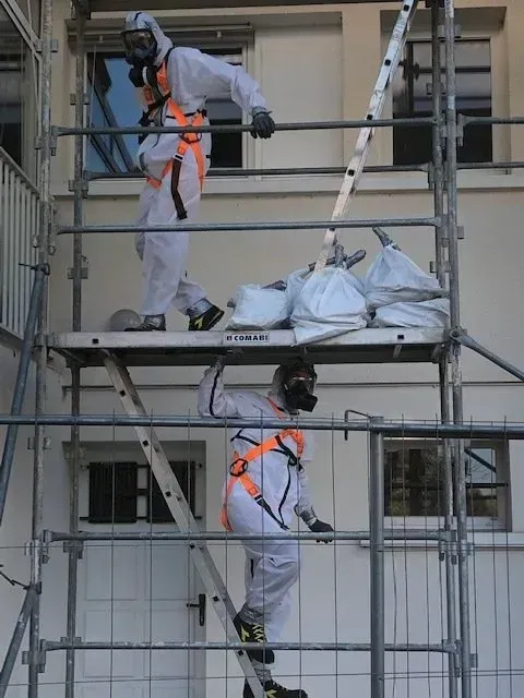 Couvreur en tenue de protection sur un échafaudage