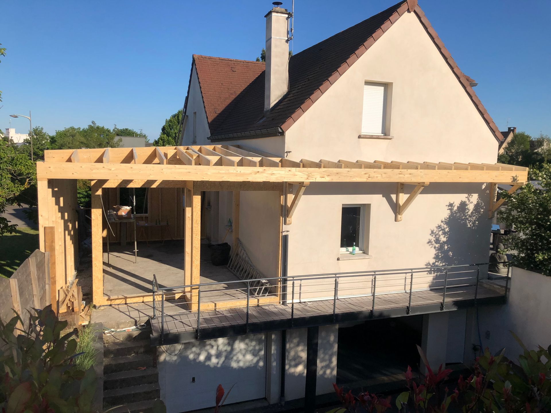 Création d'une charpente en bois pour une terrasse couverte