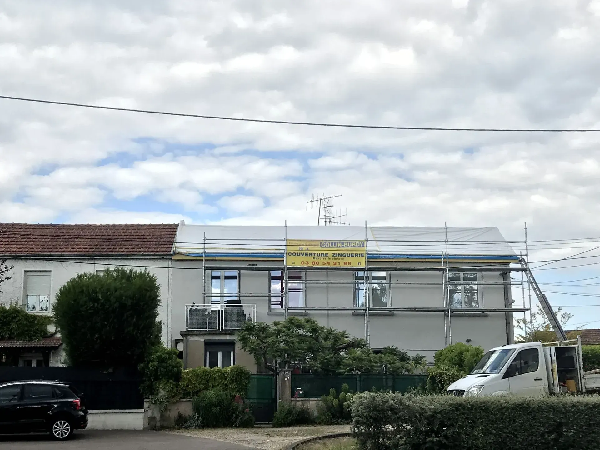 Maison avec un échafaudage devant la façade