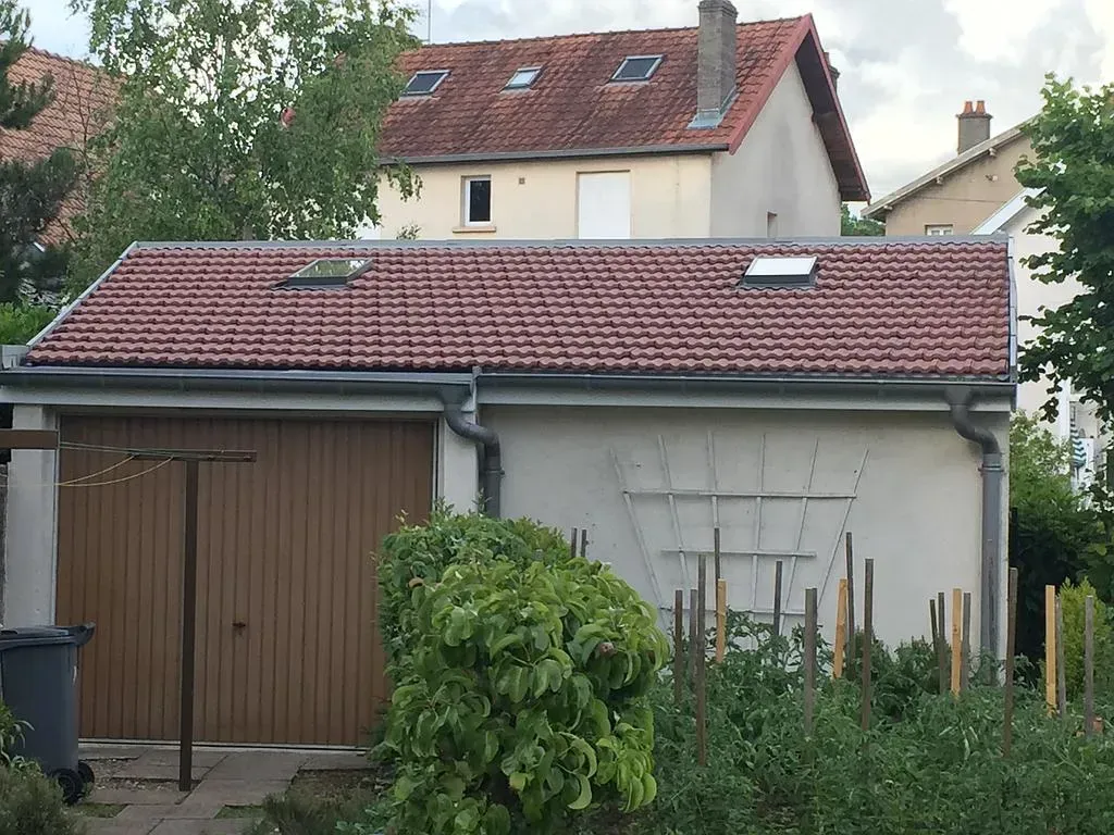 Couverture d'un petit garage