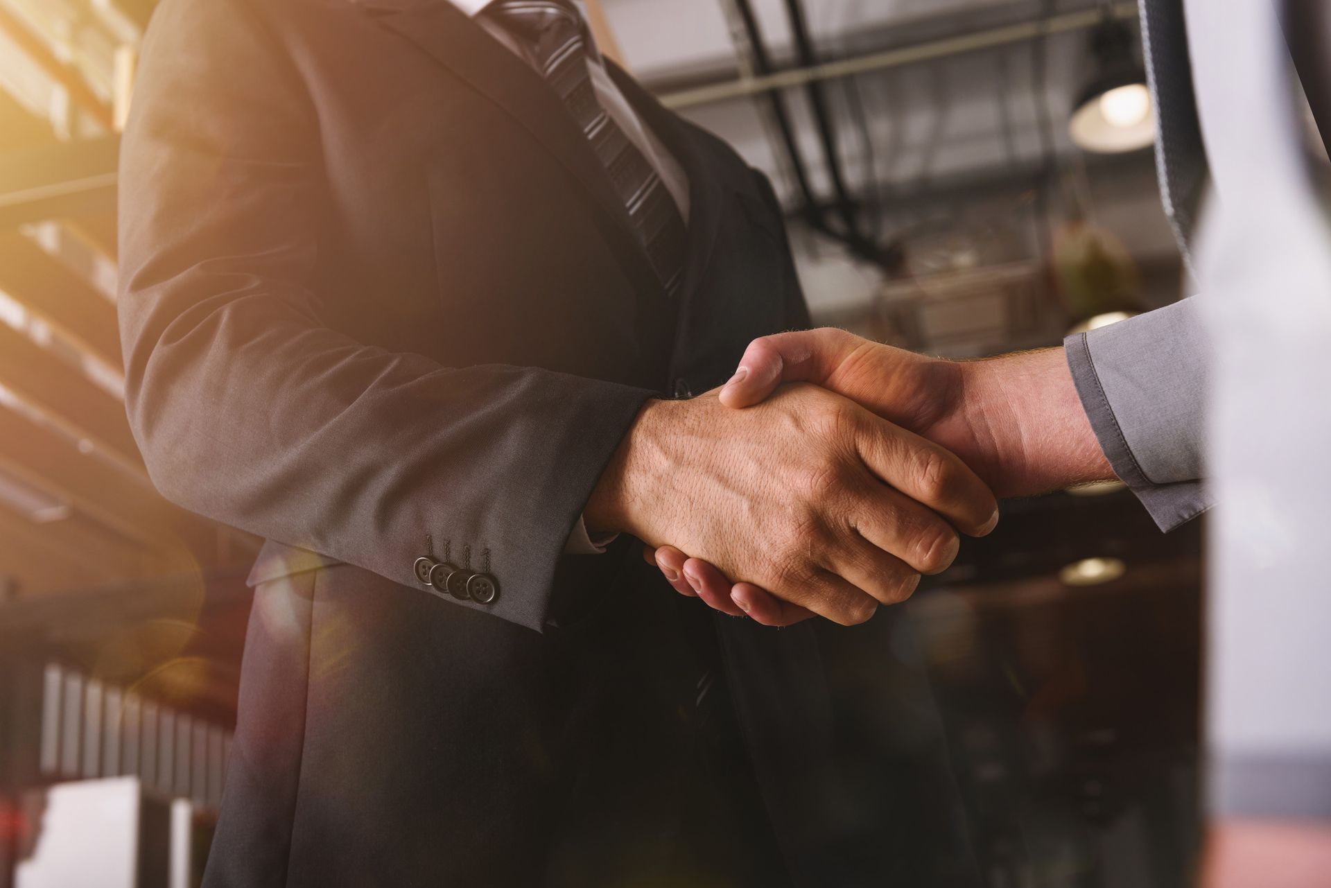 Dos hombres de negocios se dan la mano en una oficina.
