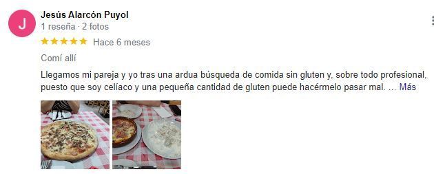 Una reseña de Google de un restaurante con una foto de una pizza en una mesa.