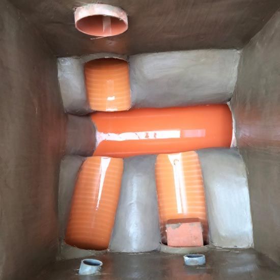 Un montón de tubos naranjas están en una caja