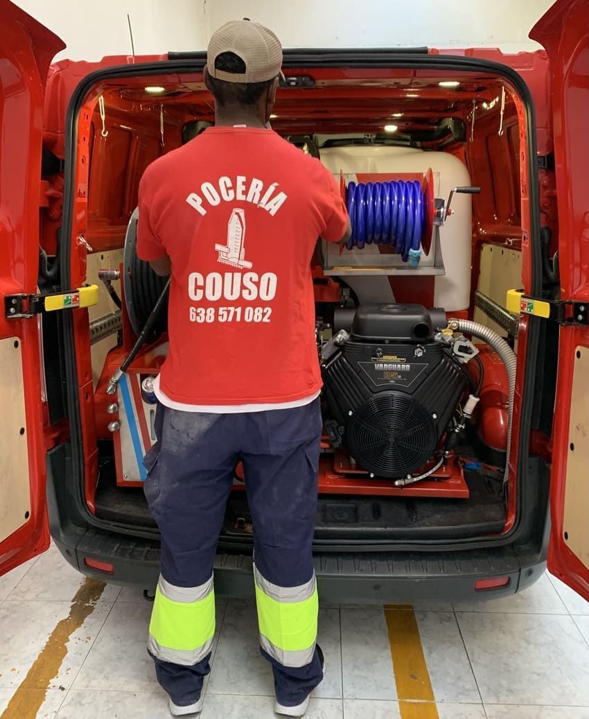 Un hombre con una camisa roja con la palabra poceria escrita en ella.