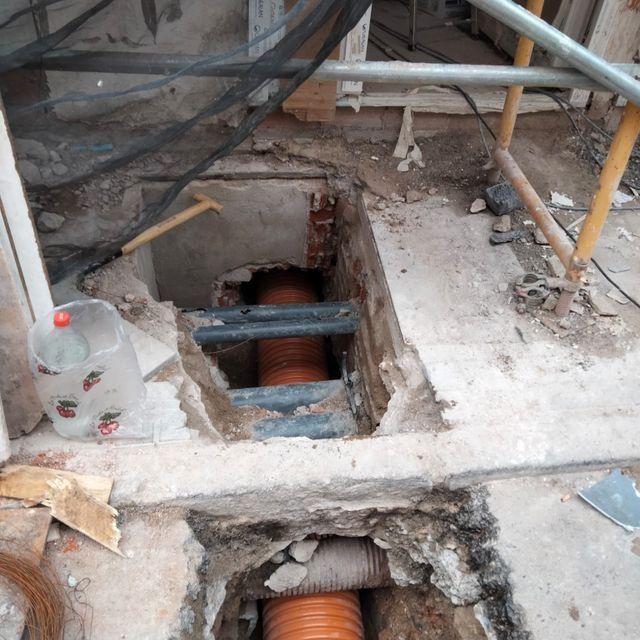 Un agujero en el suelo con una tubería saliendo de él