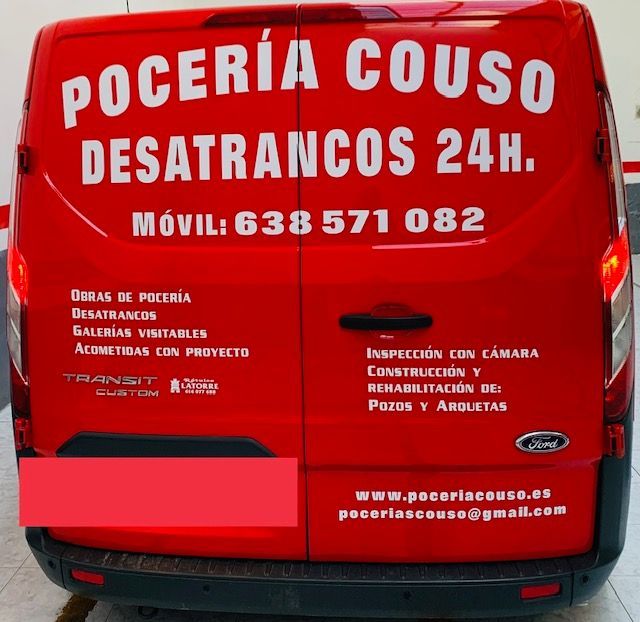 Una camioneta roja que dice 