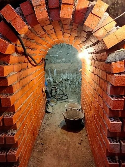 Un túnel de ladrillos con una luz al final
