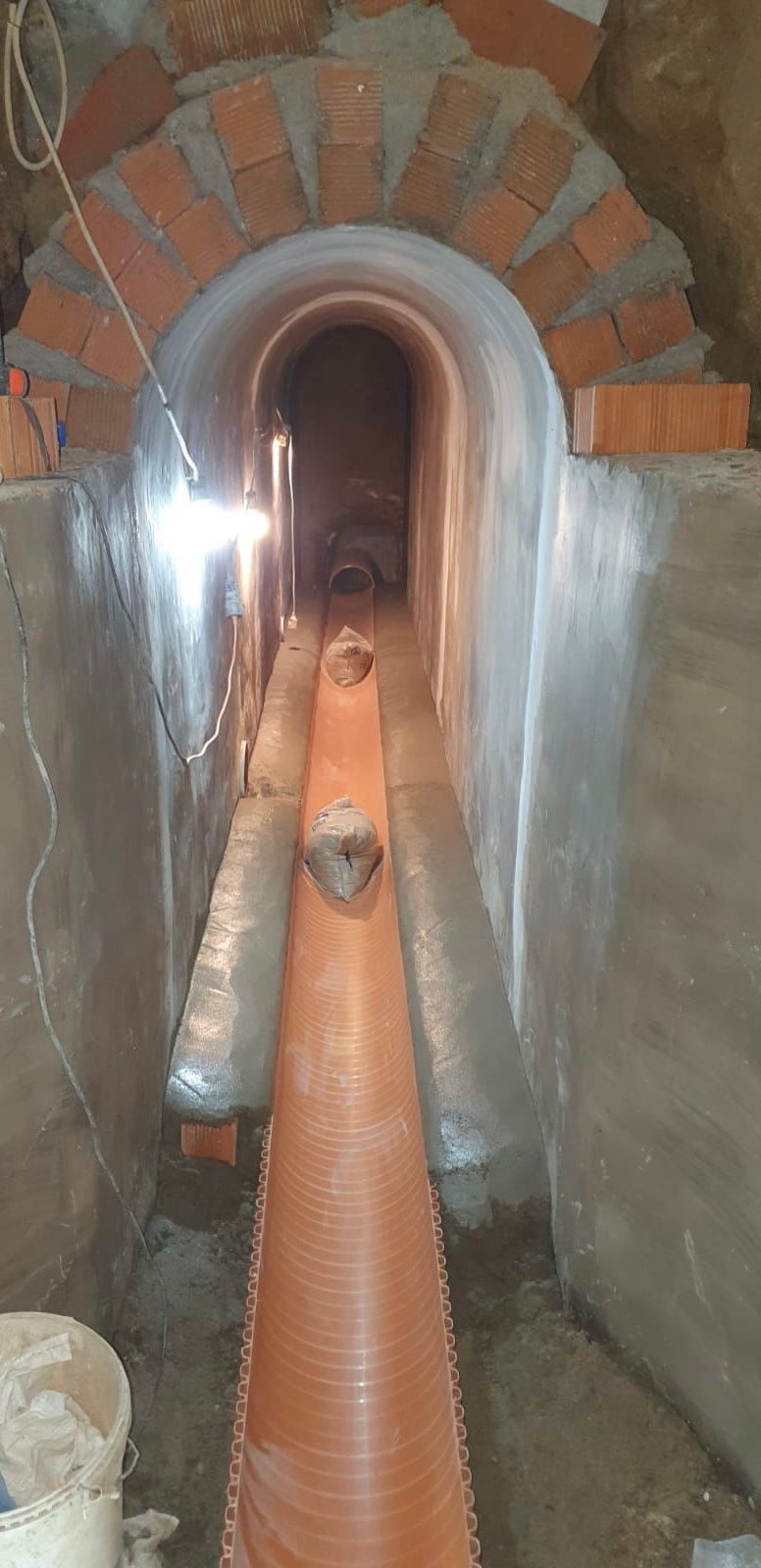 Una tubería grande pasa por un túnel en un edificio.