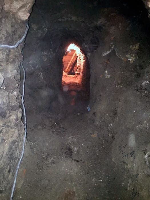 Un agujero en el suelo del que sale una luz.