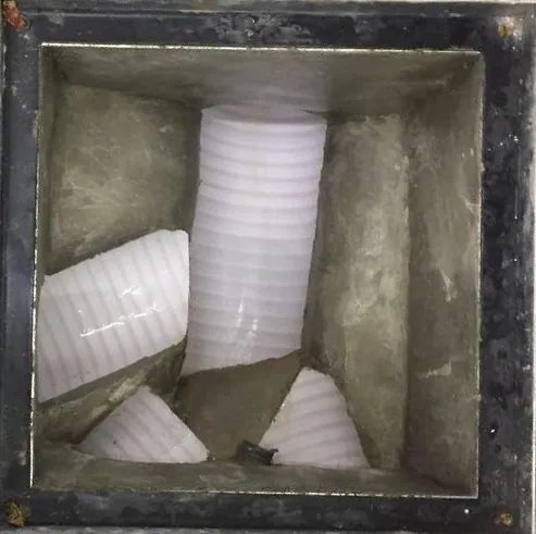 Un primer plano de una caja con una manguera dentro de ella.