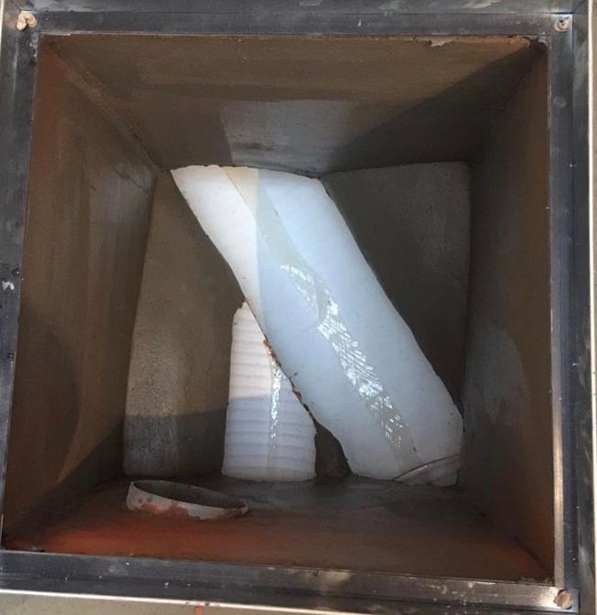 Una caja con algunos trozos de plástico dentro