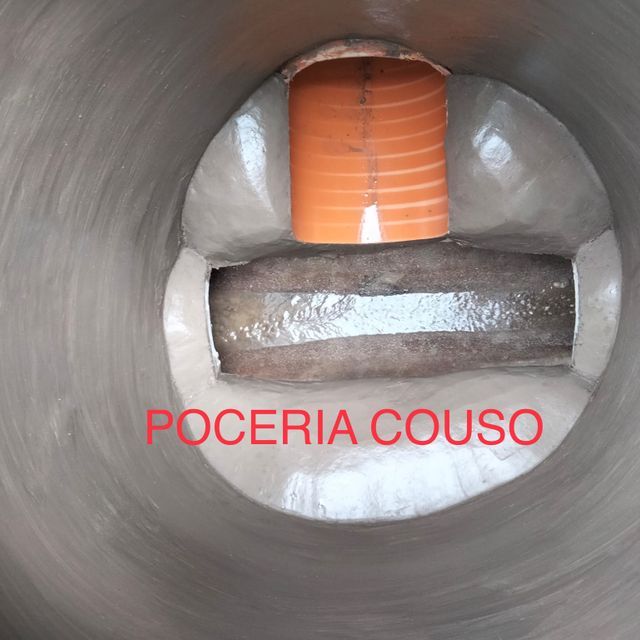El interior de una pipa con las palabras poceria couso en ella