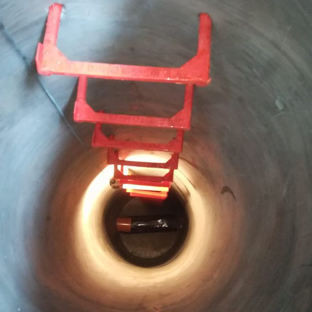 Una escalera roja está en medio de un túnel.