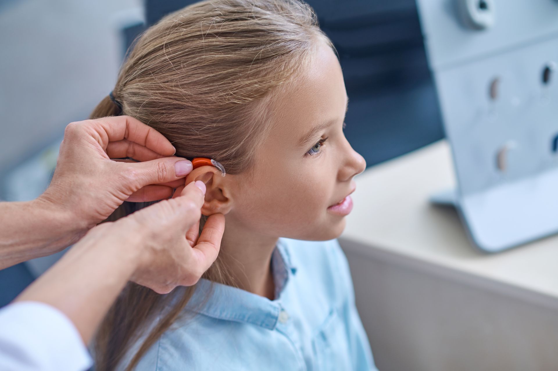 Une enfant se fait pose une aide auditive