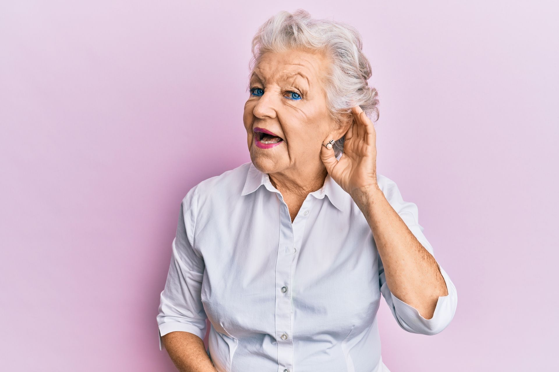Une femme âgée tend l'oreille