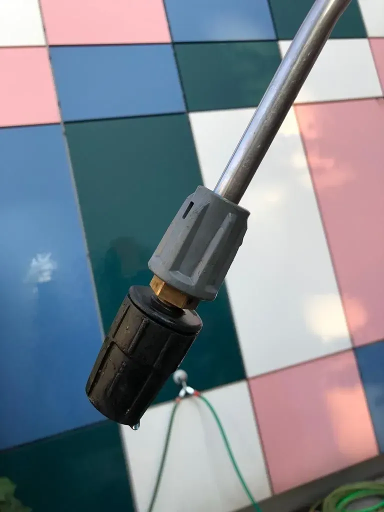 Fliesen und Maschine, Foto von Schär Reinigungen