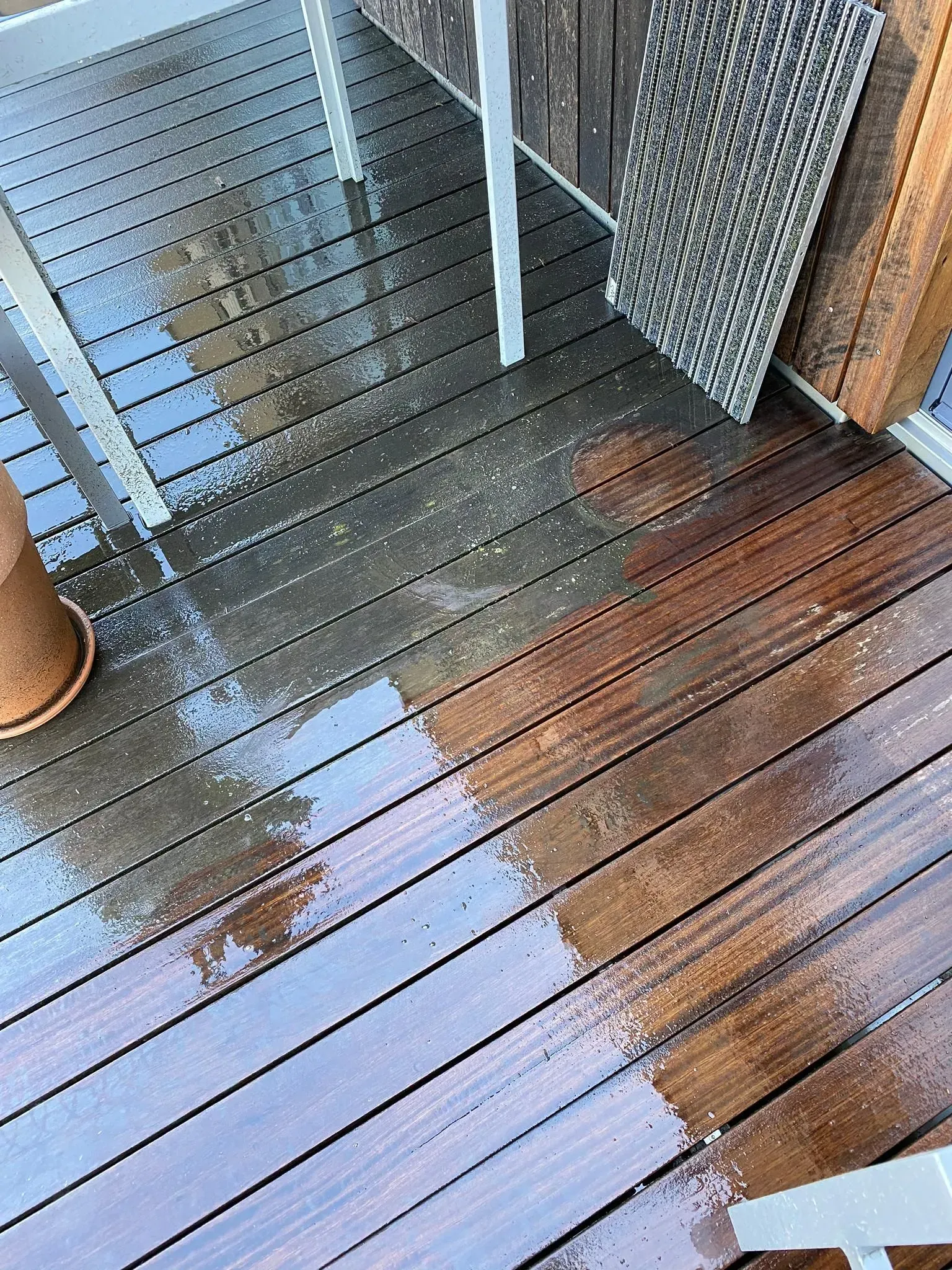 Holzboden wird gereinigt, Foto von Schär Reinigungen