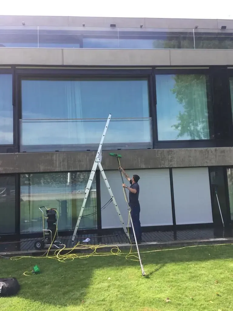 Fenster wird gereinigt, Foto von Schär Reinigungen