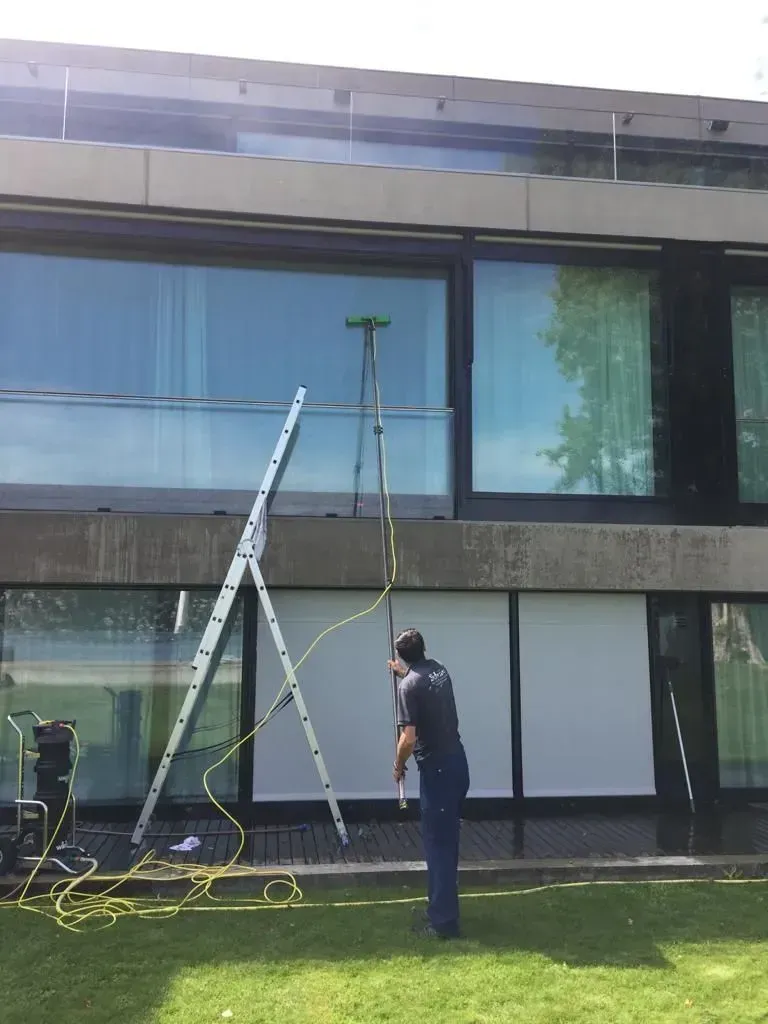 Fenster wird gereinigt, Foto von Schär Reinigungen