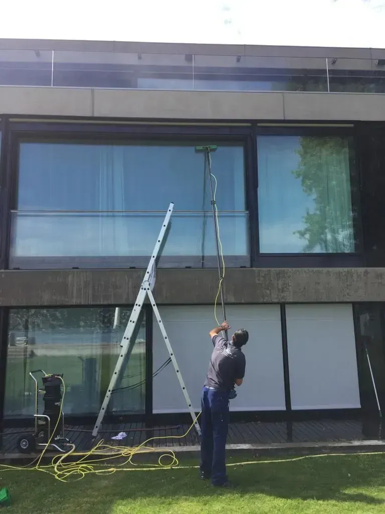 Fenster wird gereinigt, Foto von Schär Reinigungen