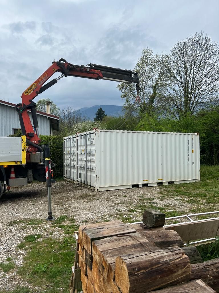 Travaux de manutention pour le levage d'un container