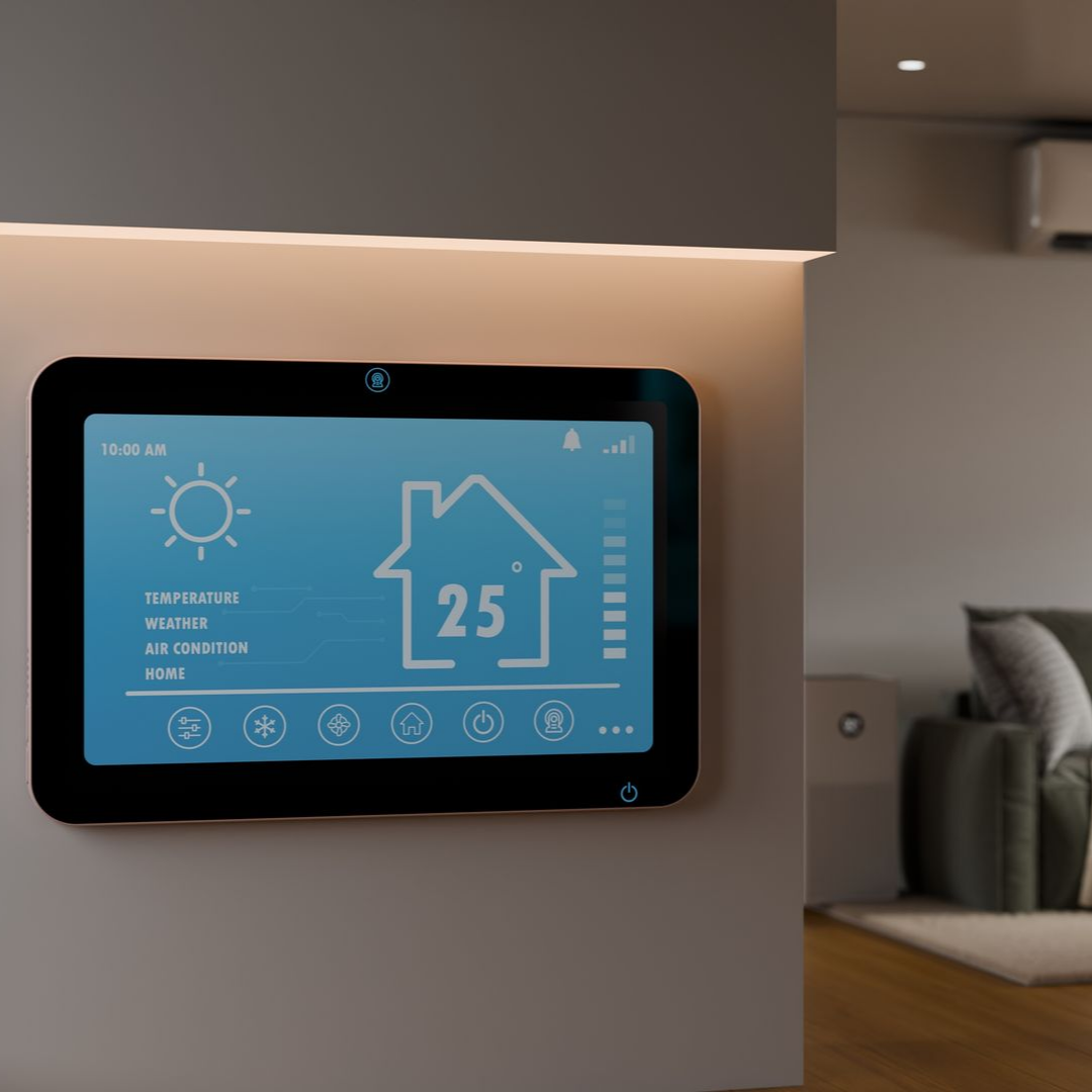 Thermostat mural à écran tactile indiquant 25 °C dans un salon moderne