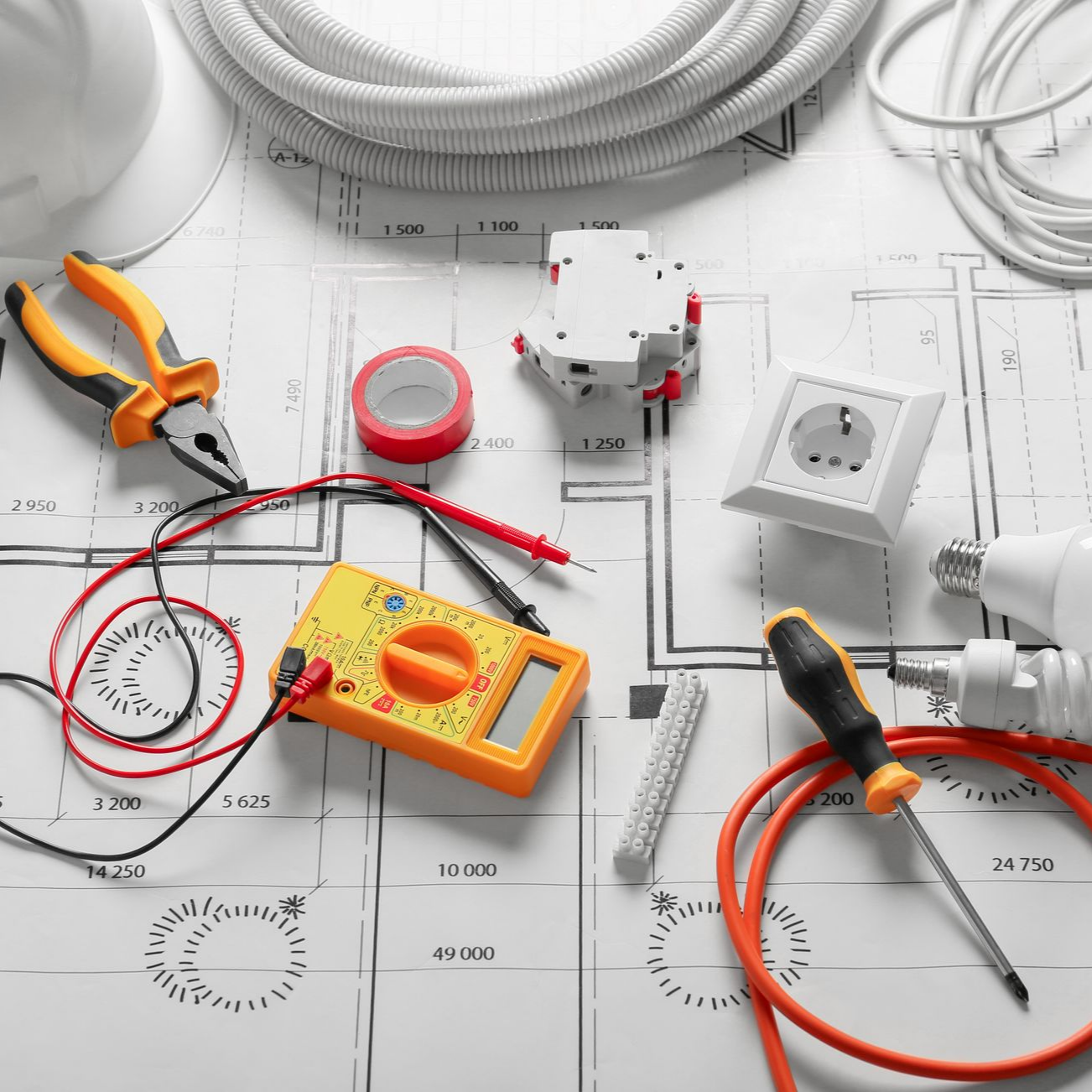 Outils électriques et câblage sur un dessin technique, notamment une pince, un testeur, une prise et un tournevis.