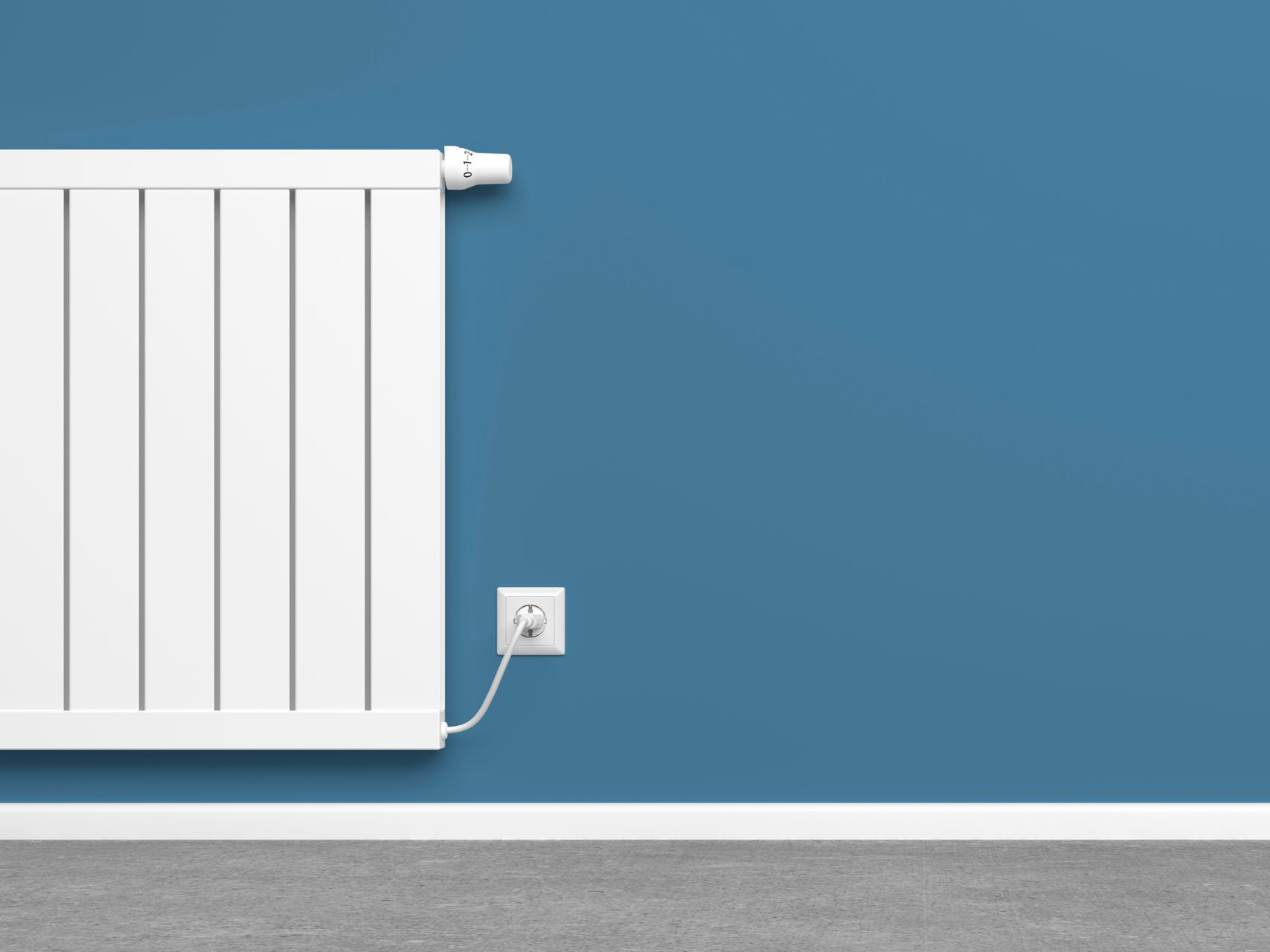 Radiateur blanc fixé sur un mur bleu, avec une prise thermostat près d’une prise électrique au ras du sol.