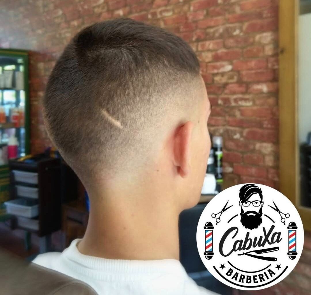 Un hombre se está cortando el pelo en una barbería.