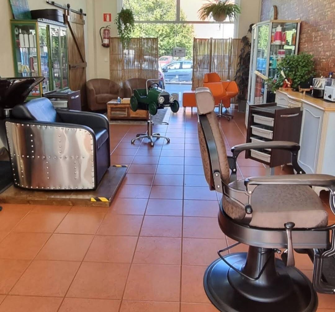 Una barbería con una silla y un lavabo
