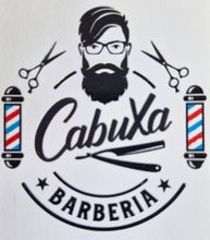 Un logotipo de barbería con un hombre con gafas y barba.
