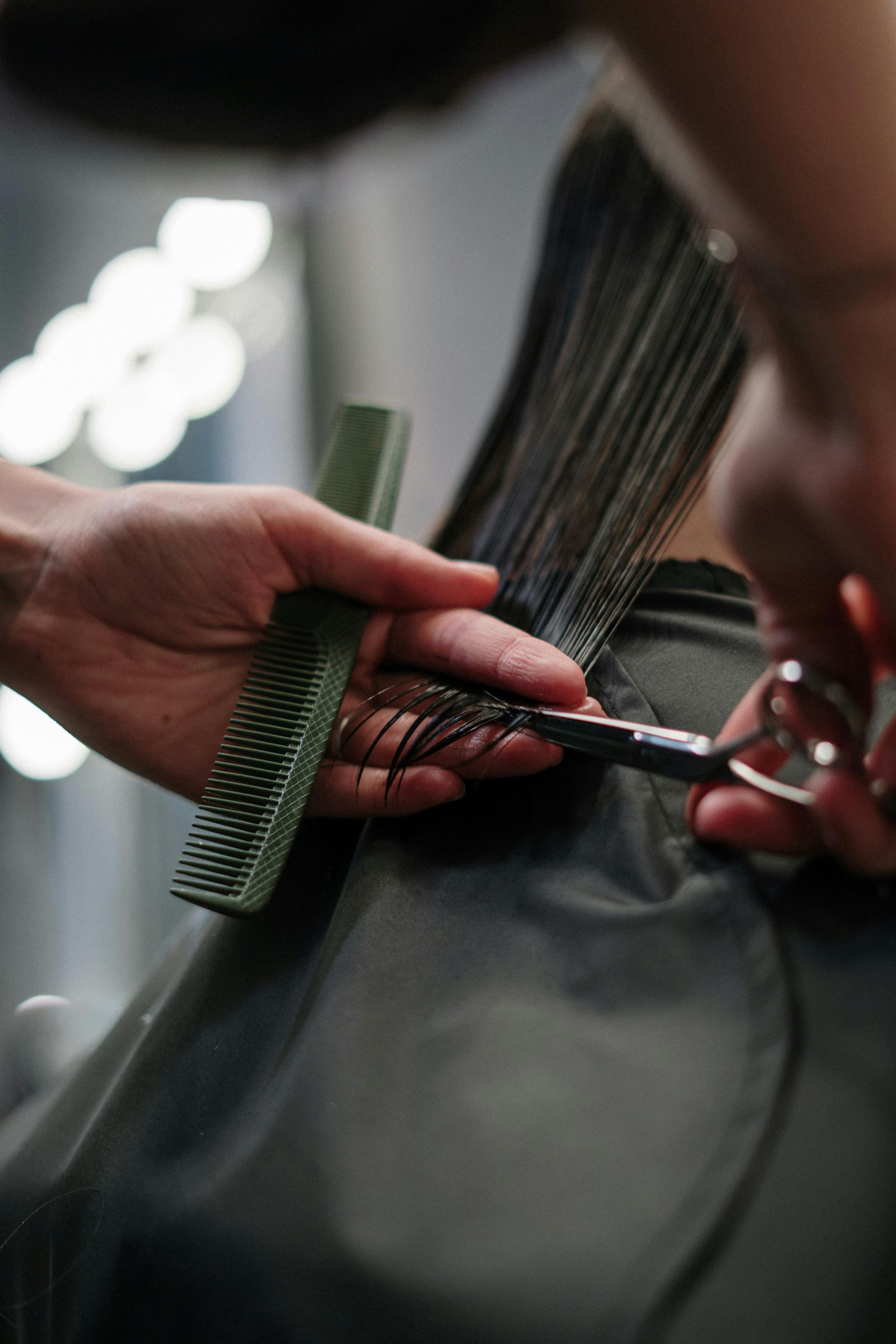 Una persona se está cortando el pelo en una peluquería.