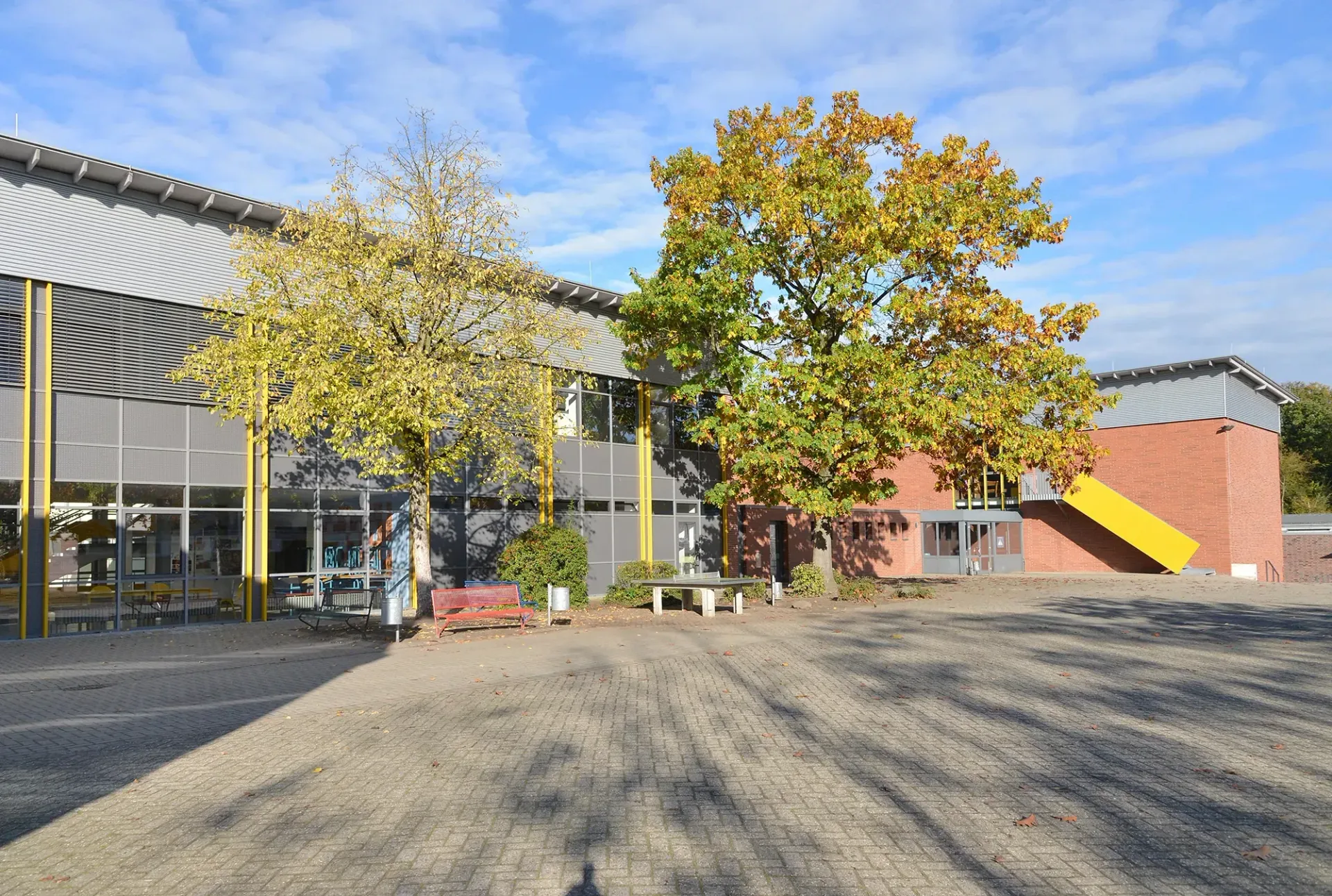 Ein großes Gebäude mit einem Baum davor.