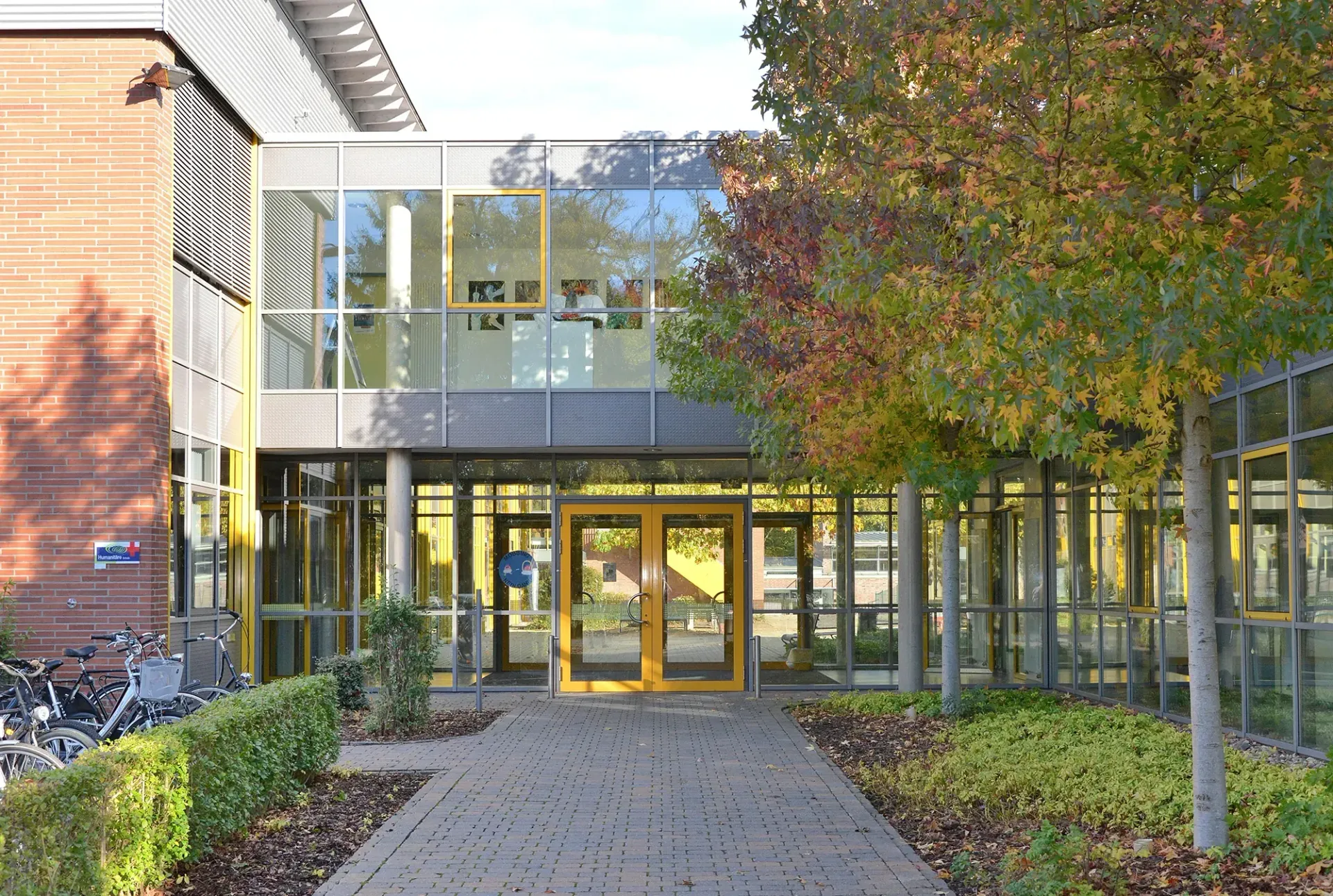 Der Eingang zu einem Gebäude mit vielen Fenstern