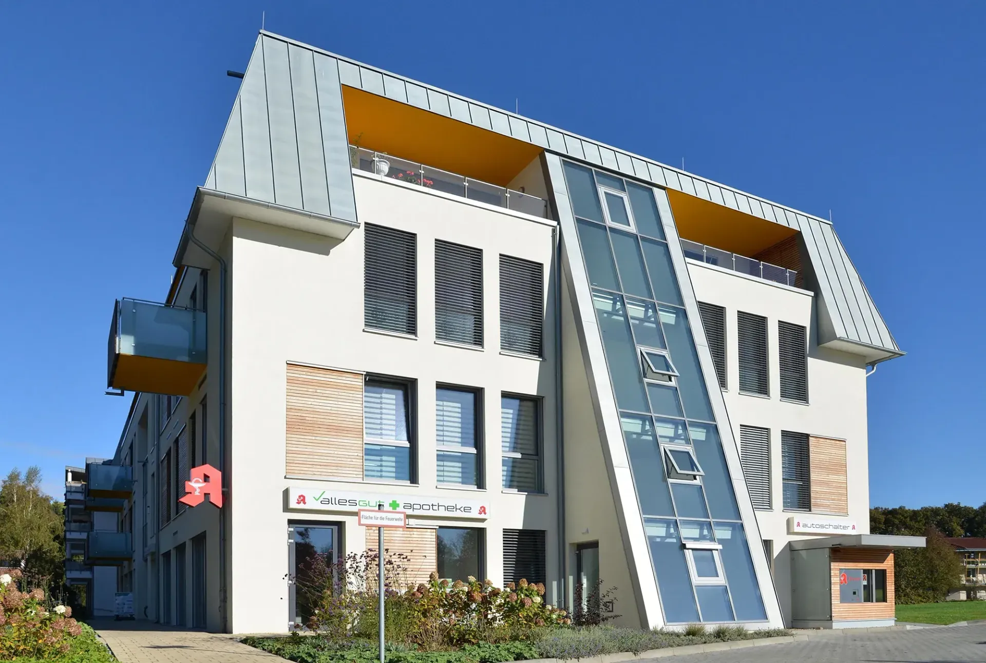 Ein großes Gebäude mit einem roten Buchstaben a darauf