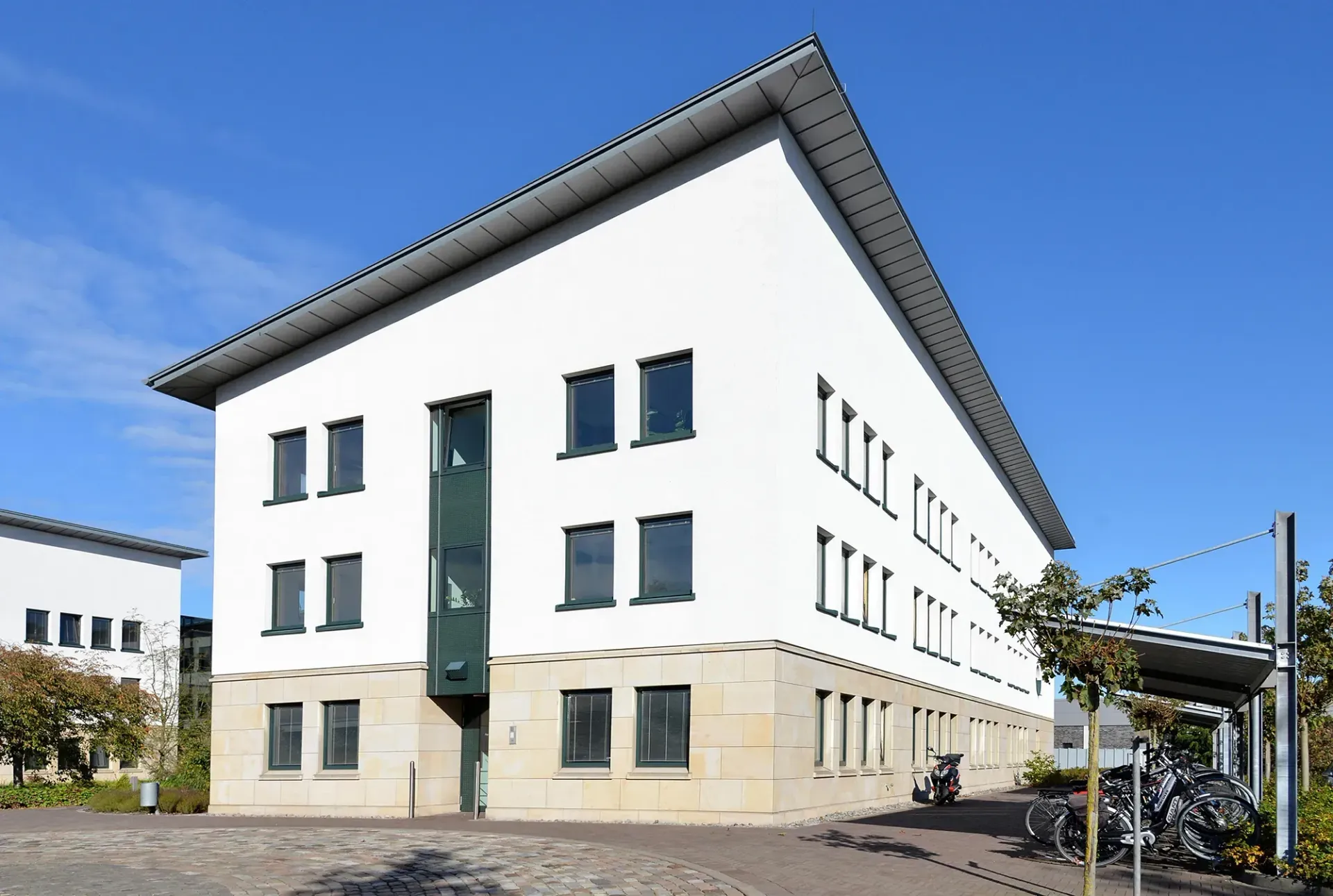 Ein großes weißes Gebäude mit einem blauen Himmel im Hintergrund