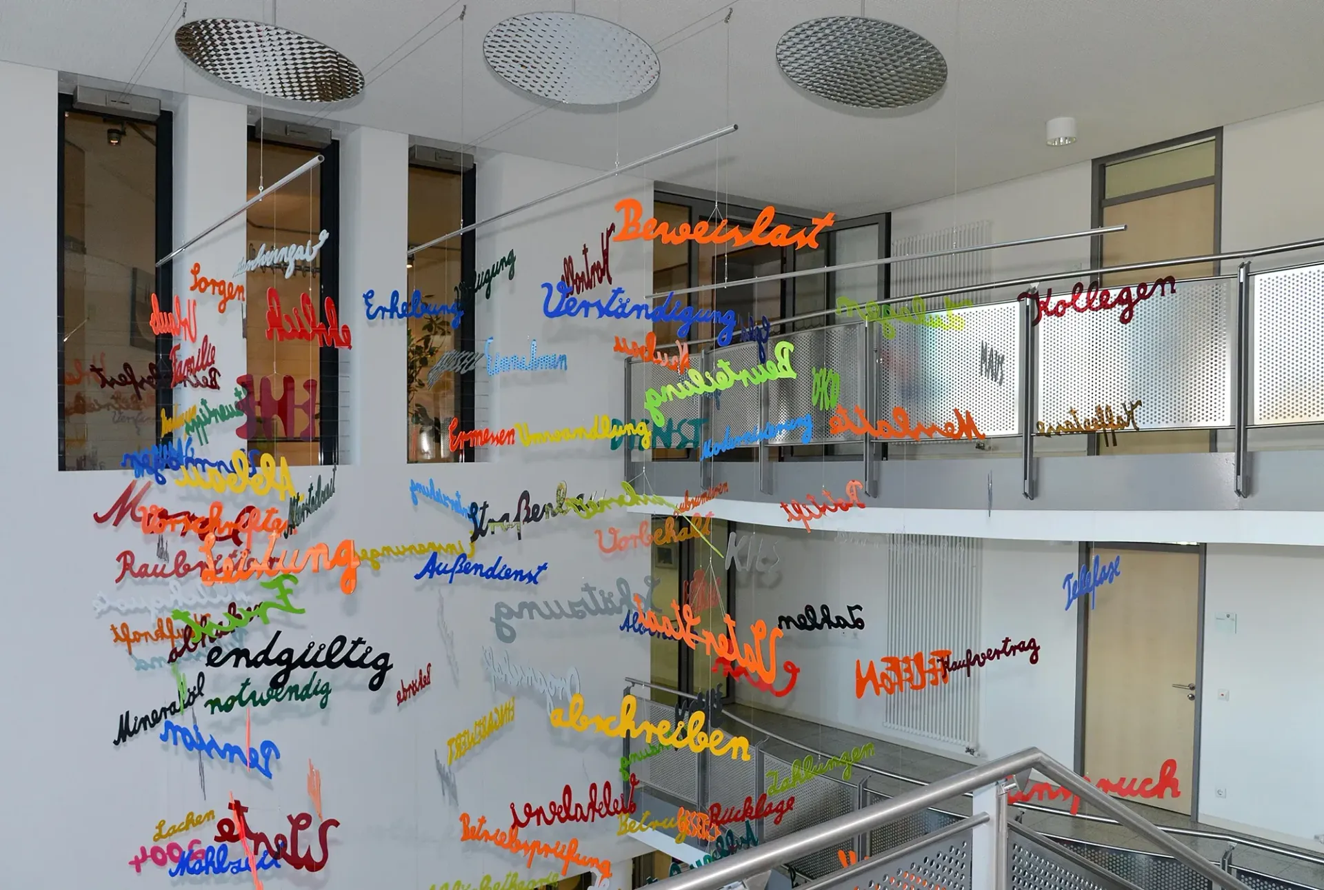 Ein Raum mit vielen Wörtern, die von der Decke hängen