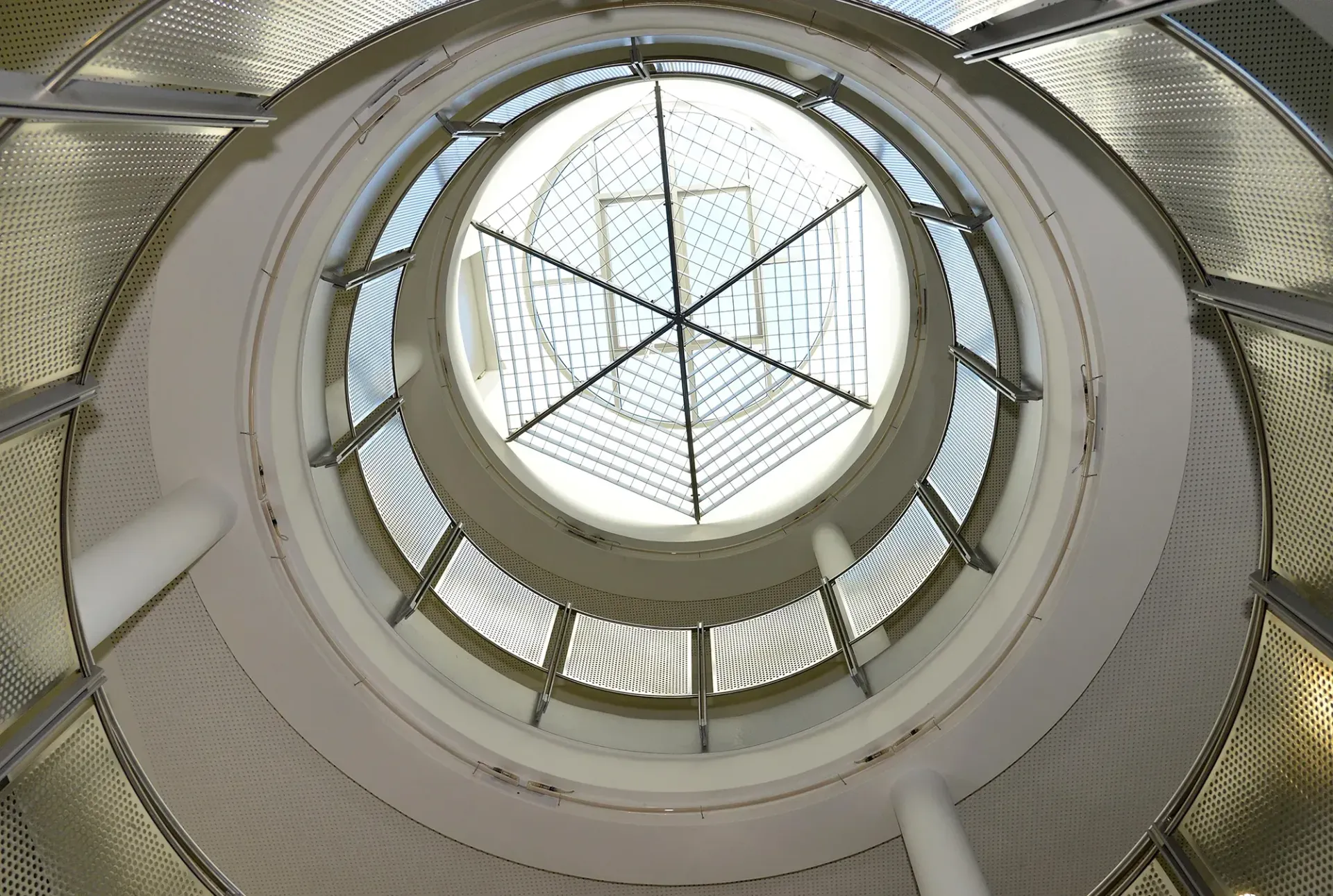 Blick nach oben auf eine Kuppel in einem Gebäude