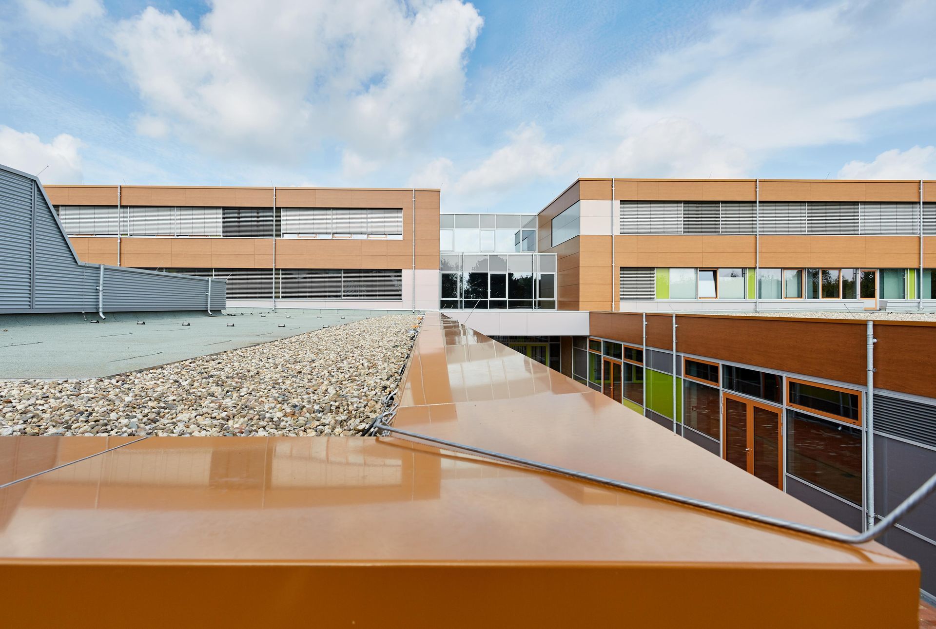 Ein großes Gebäude mit einem mit Kies bedeckten Dach