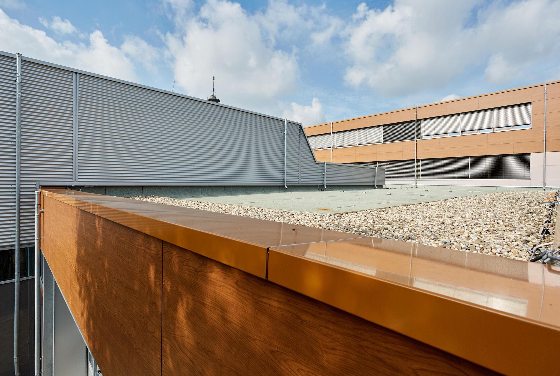 Ein Gebäude mit einem mit Kies bedeckten Dach.