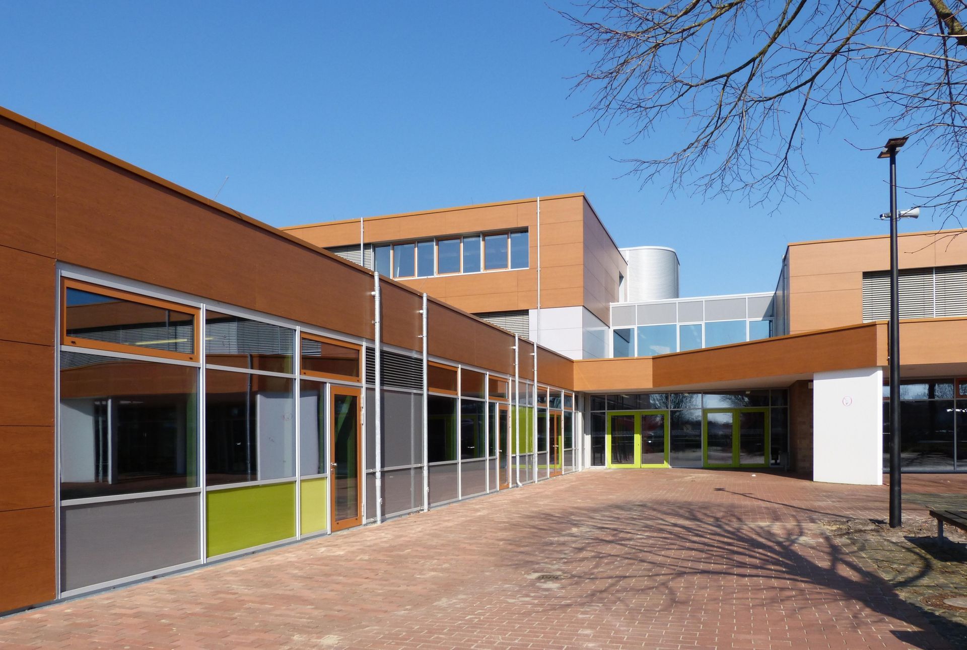 Ein großes Gebäude mit vielen Fenstern und Türen