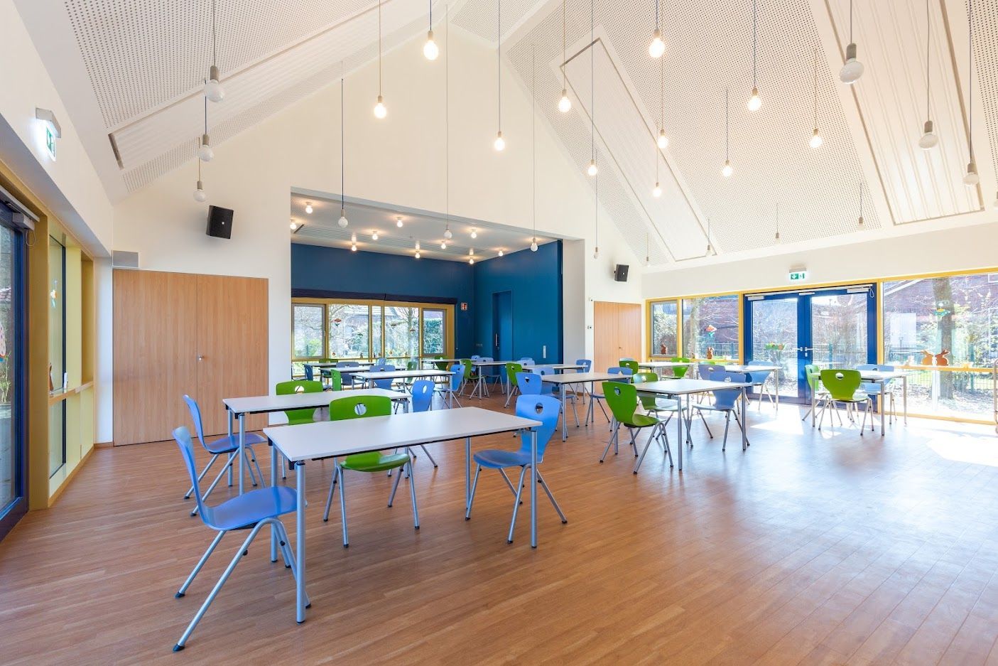 Ein großer Raum mit Tischen und Stühlen.