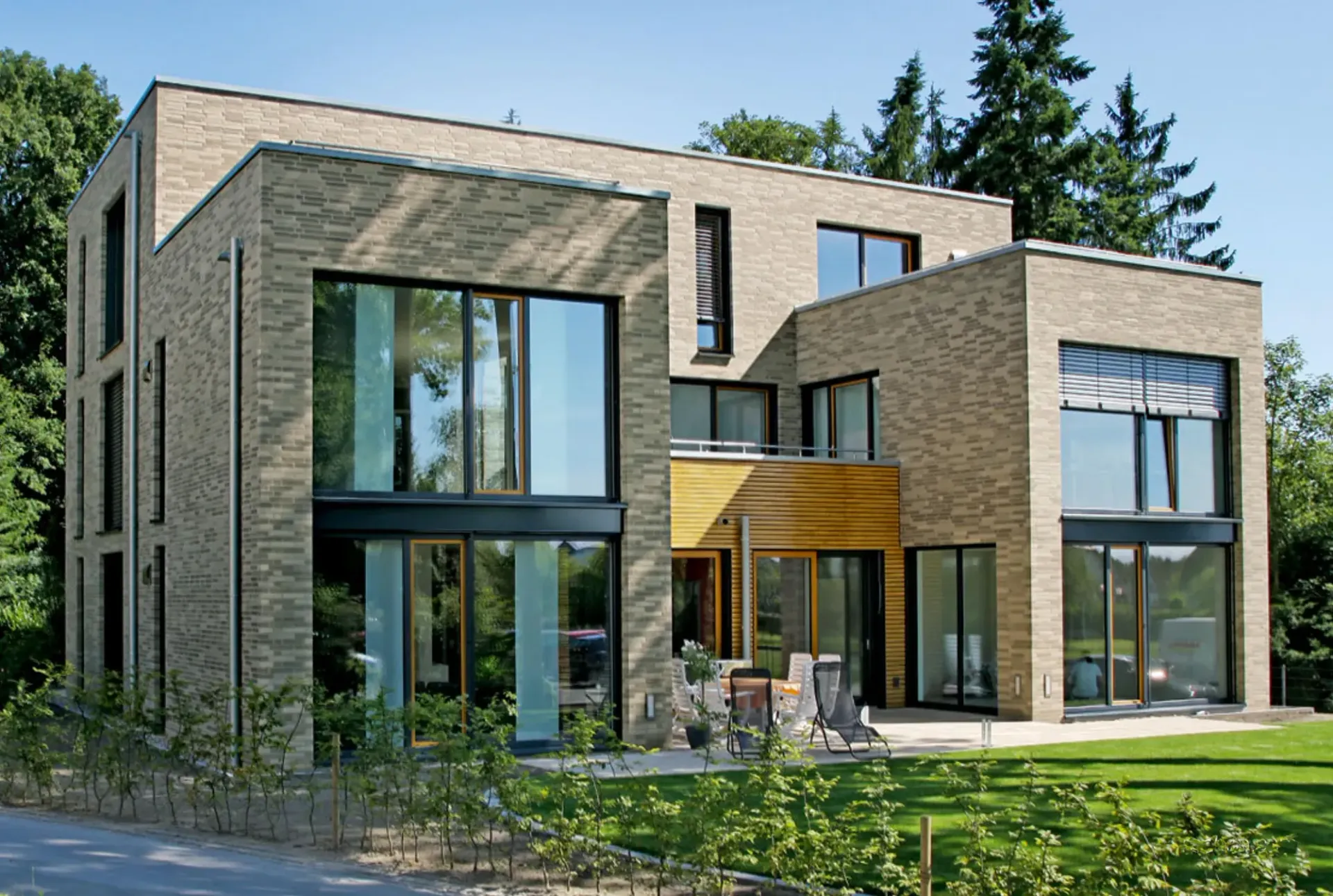 Ein großes Backsteinhaus mit vielen Fenstern