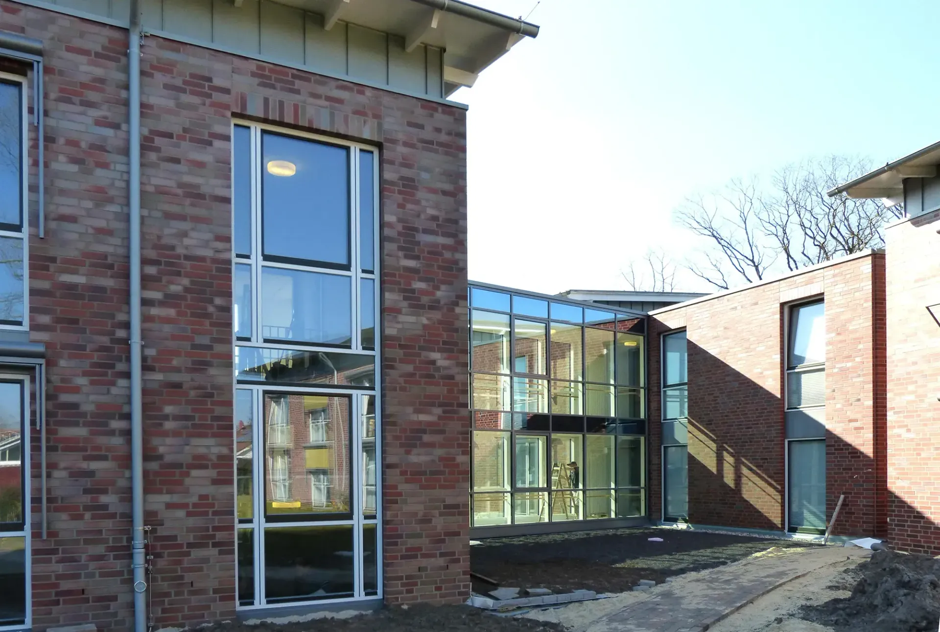 Ein großes Backsteingebäude mit vielen Fenstern