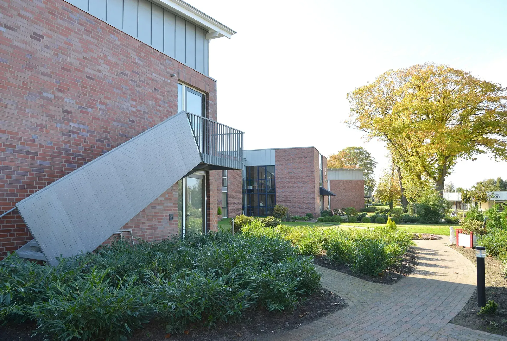 Ein Backsteingebäude mit Treppen, die in den zweiten Stock führen