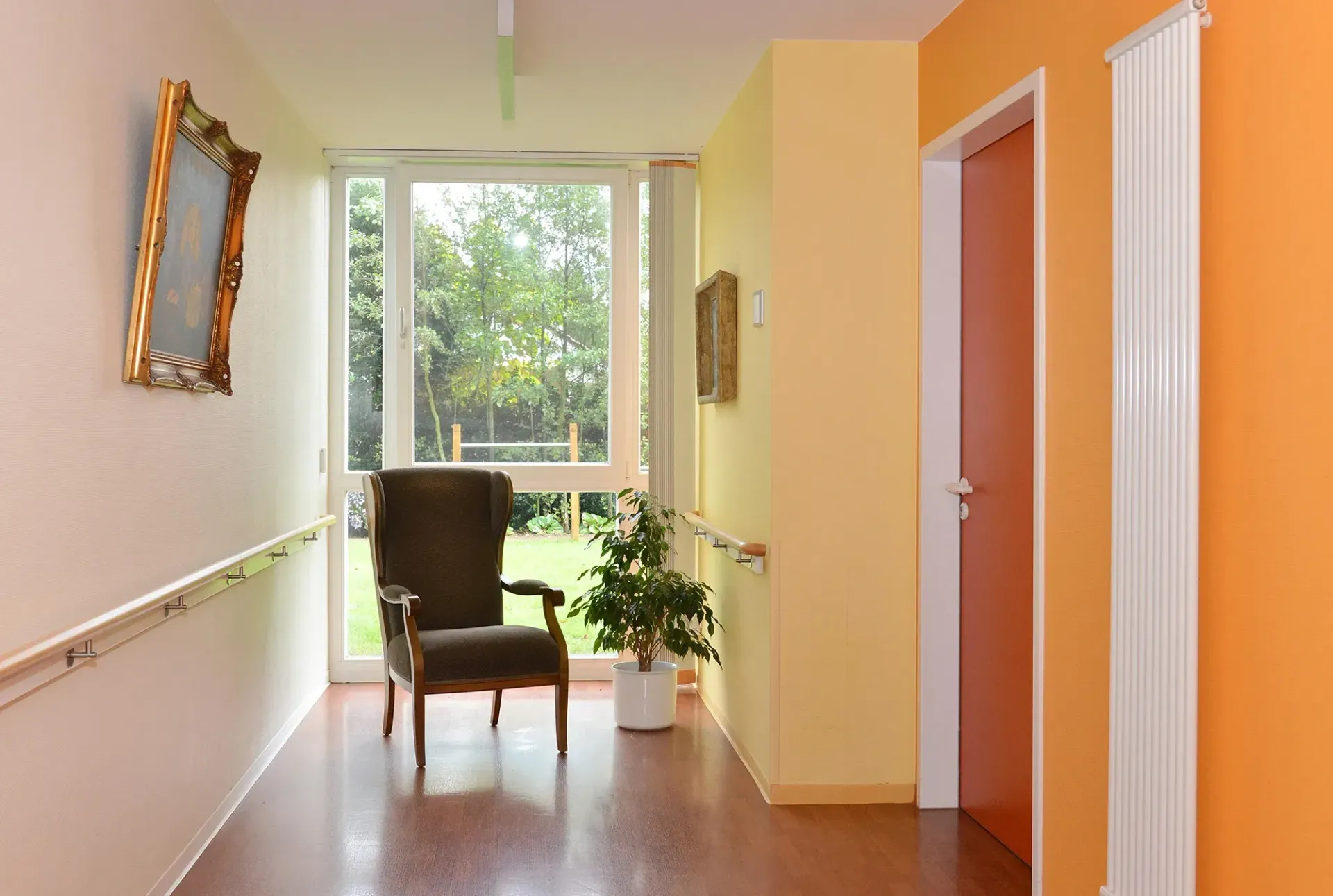 Ein Flur mit einem Stuhl und einem Bild an der Wand