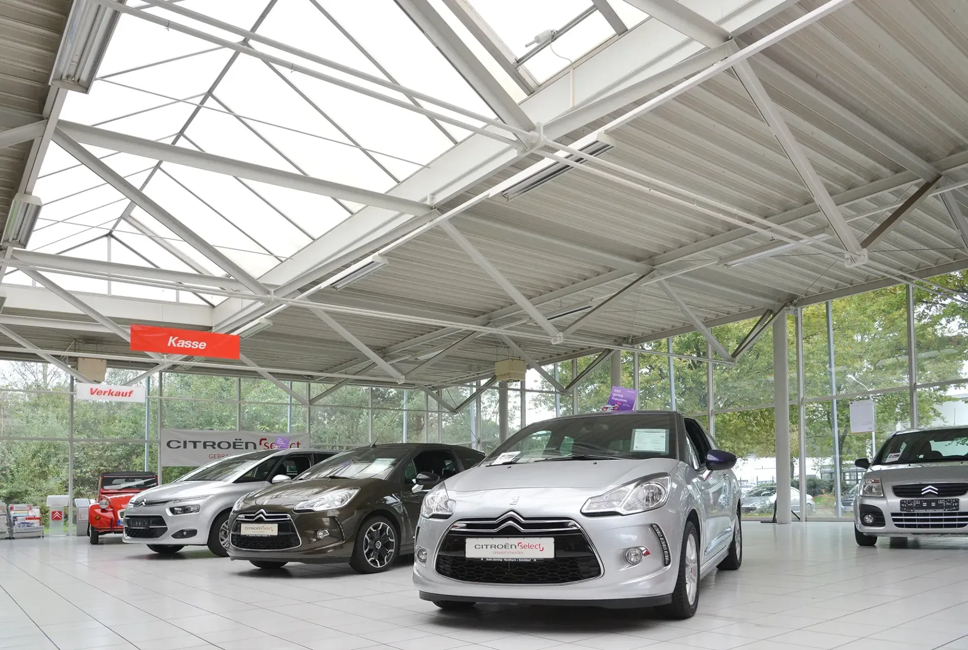 In einem Autohaus parken mehrere Autos.