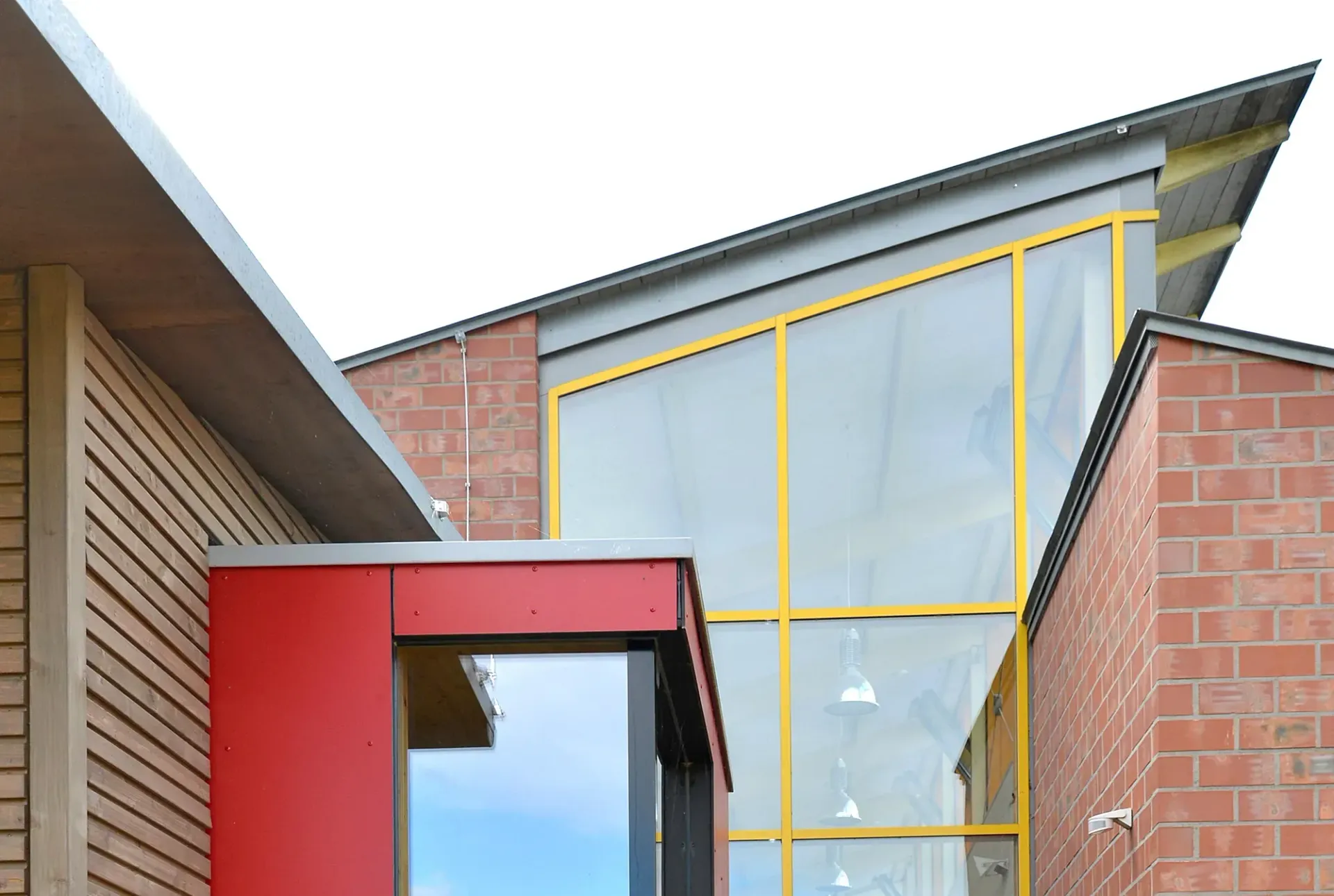 Ein rot-gelbes Gebäude mit einem großen Fenster